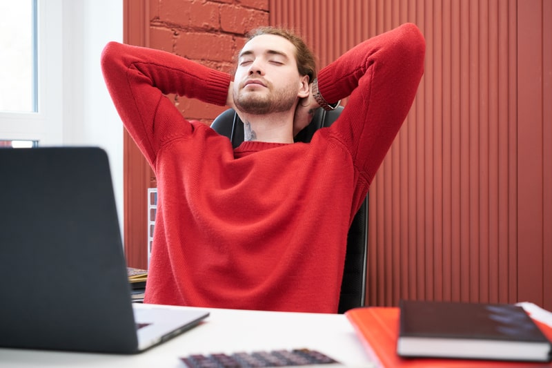 autocontrole emocional homem relaxando