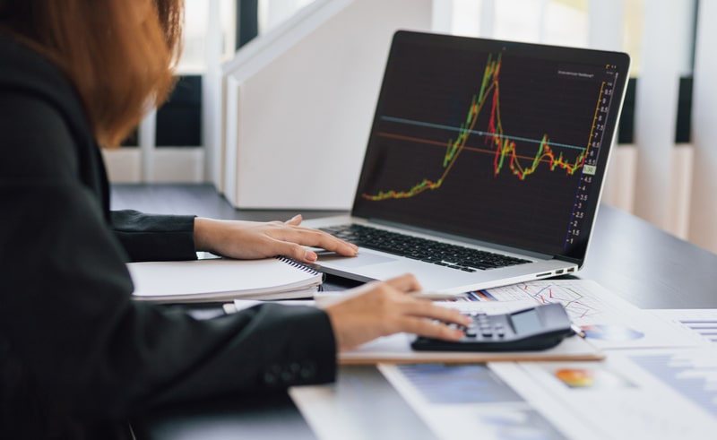 indicadores de desempenho mulher analisando grafico