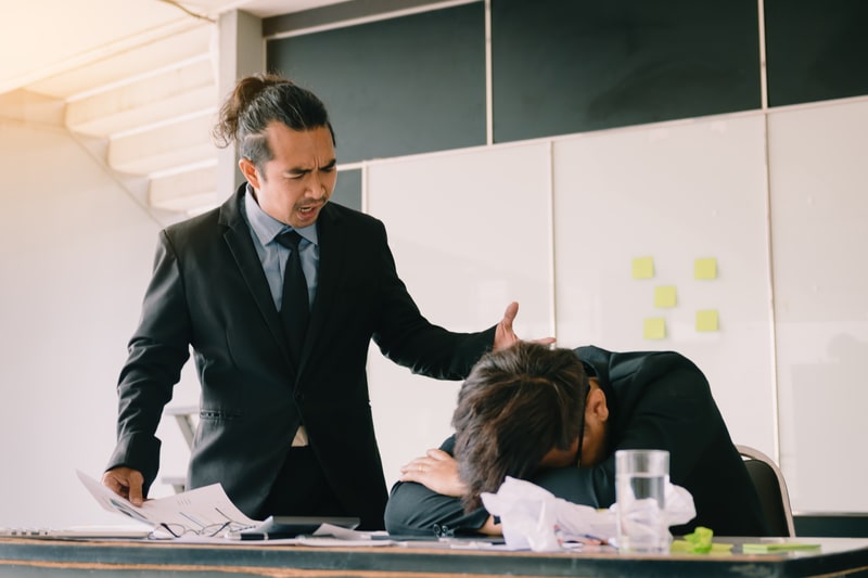 relacionamento abusivo chefe reprimindo colaborador