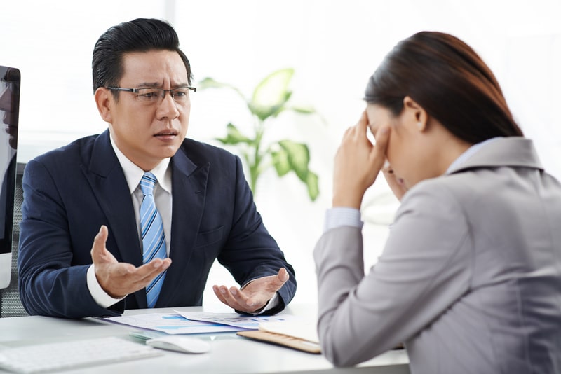 relacionamento abusivo colaboradores discutindo