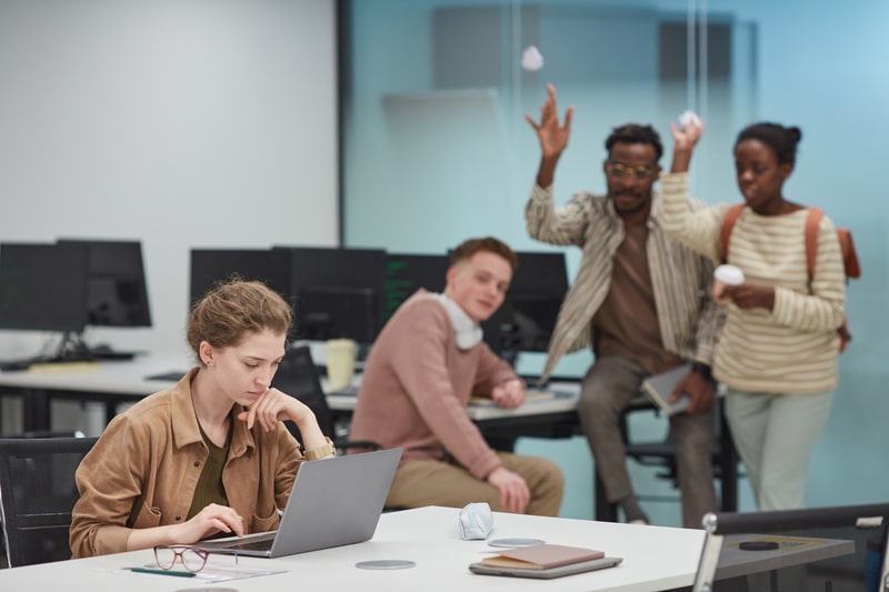 relacionamento abusivo colaboradores reprimindo colega