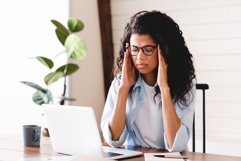 absenteismo mulher estressada