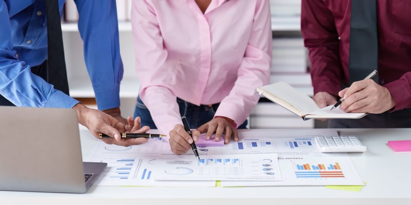 concorrencia de mercado colaboradores analisando relatorio