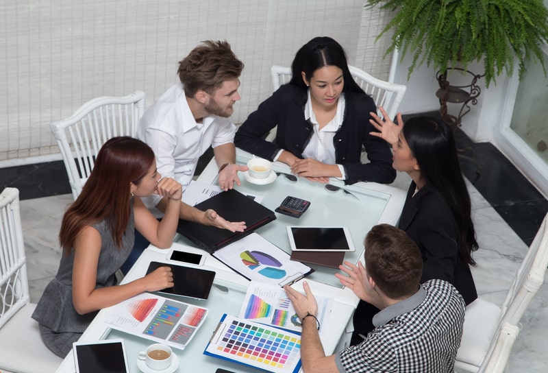conflitos no trabalho colaboradores discutindo