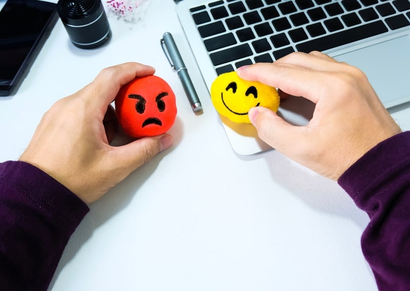 conflitos no trabalho emojis de pelucia