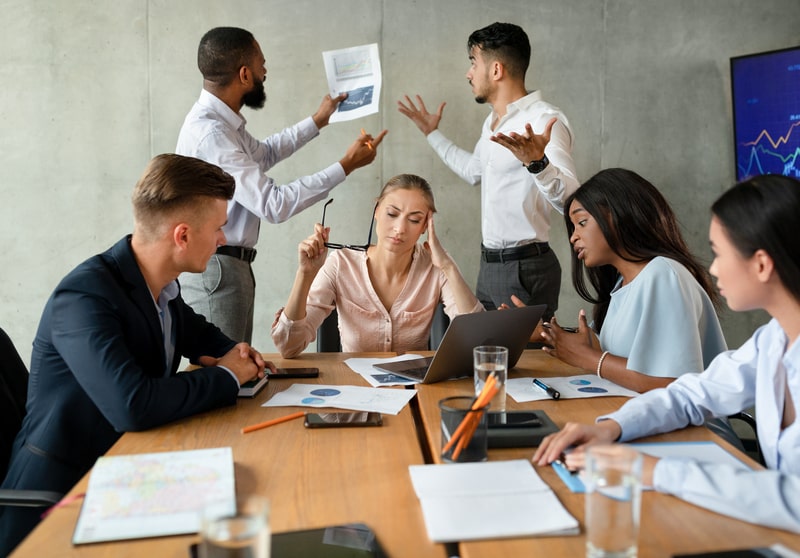 conflitos no trabalho pessoas estressadas