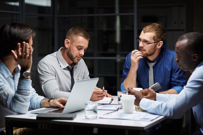 diferenca entre emprego e trabalho homens em reuniao