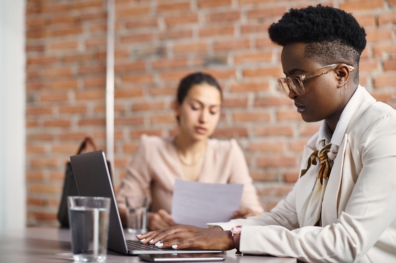 diferenca entre emprego e trabalho mulheres no trabalho
