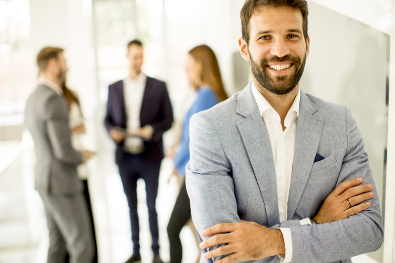 Liderança servidora: características, vantagens e como aplicar