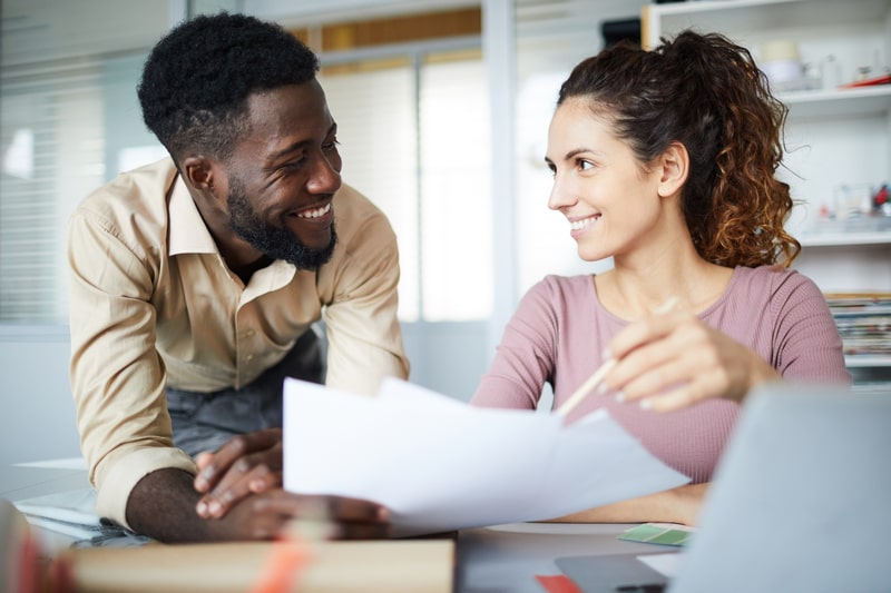 gestao de carreiras homem conversando com mulher no trabalho