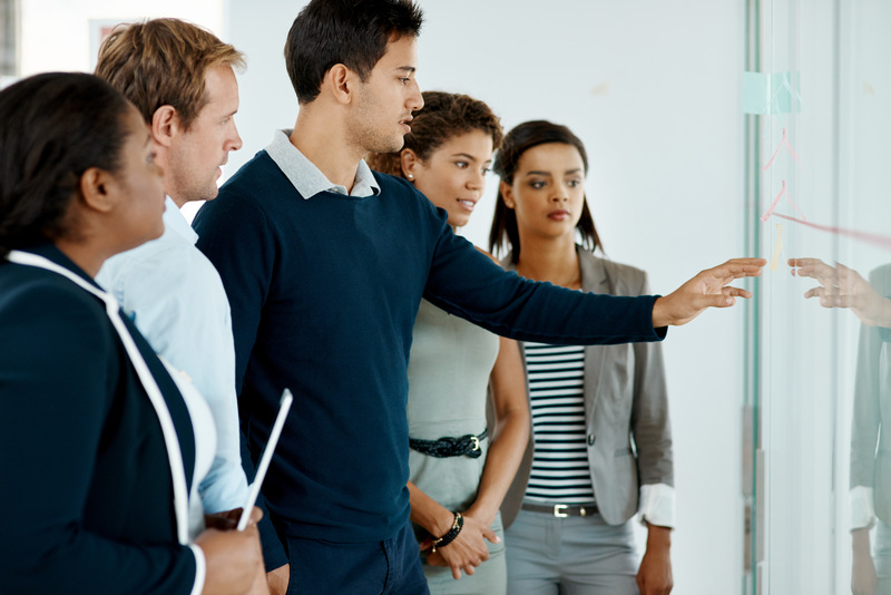 liderança autocrática vantagens e desvantagens